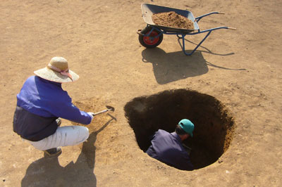縄文時代の落とし穴の調査。直径1.2ｍほどの円形で深さは90㎝あります。